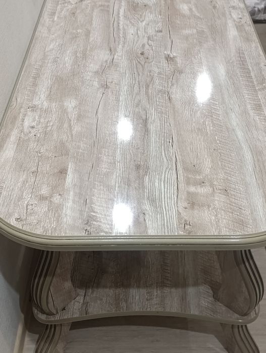 Stol sotiladi. Yaxshi xolatda