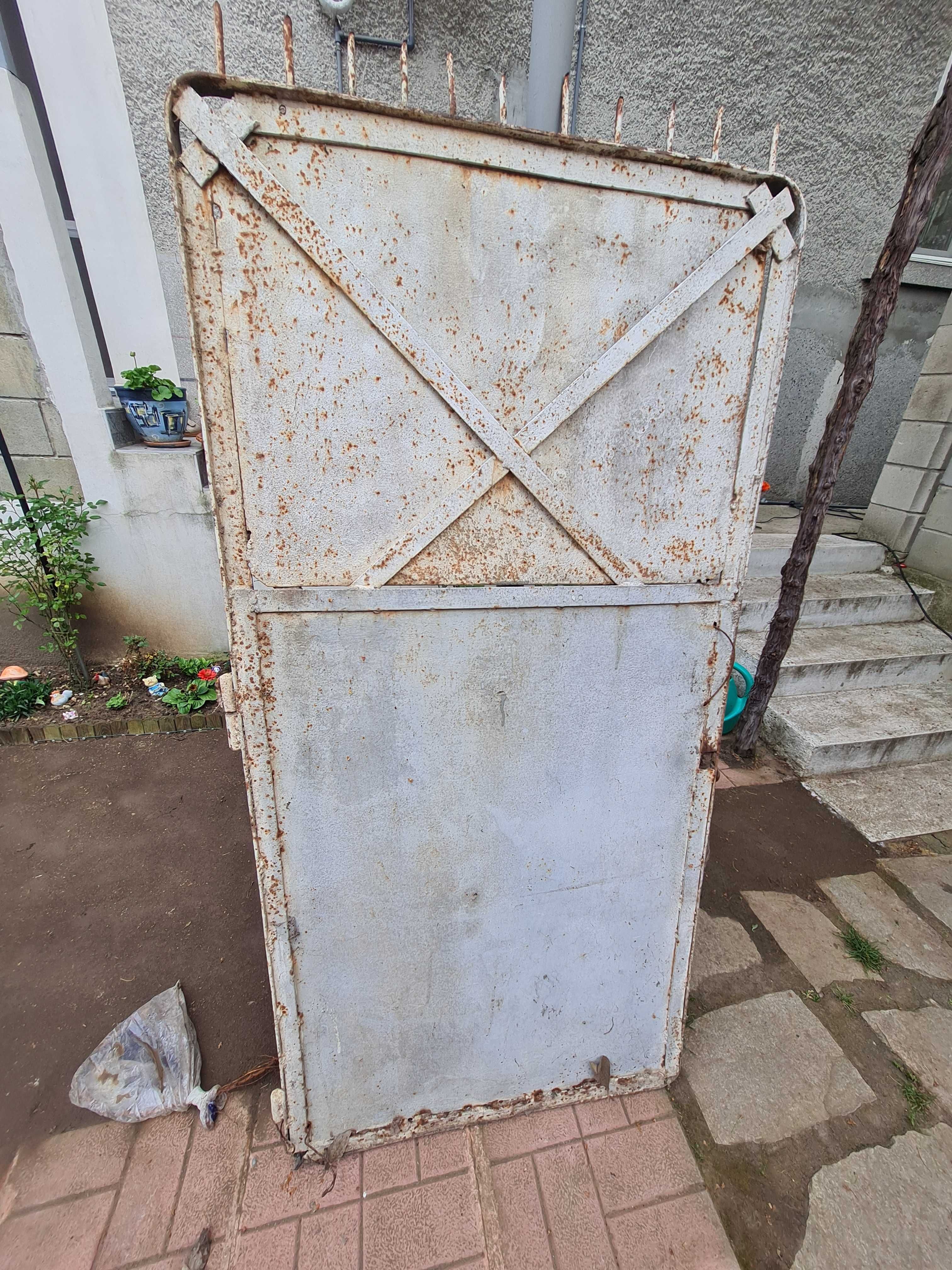 Продавам дворна метална врата.