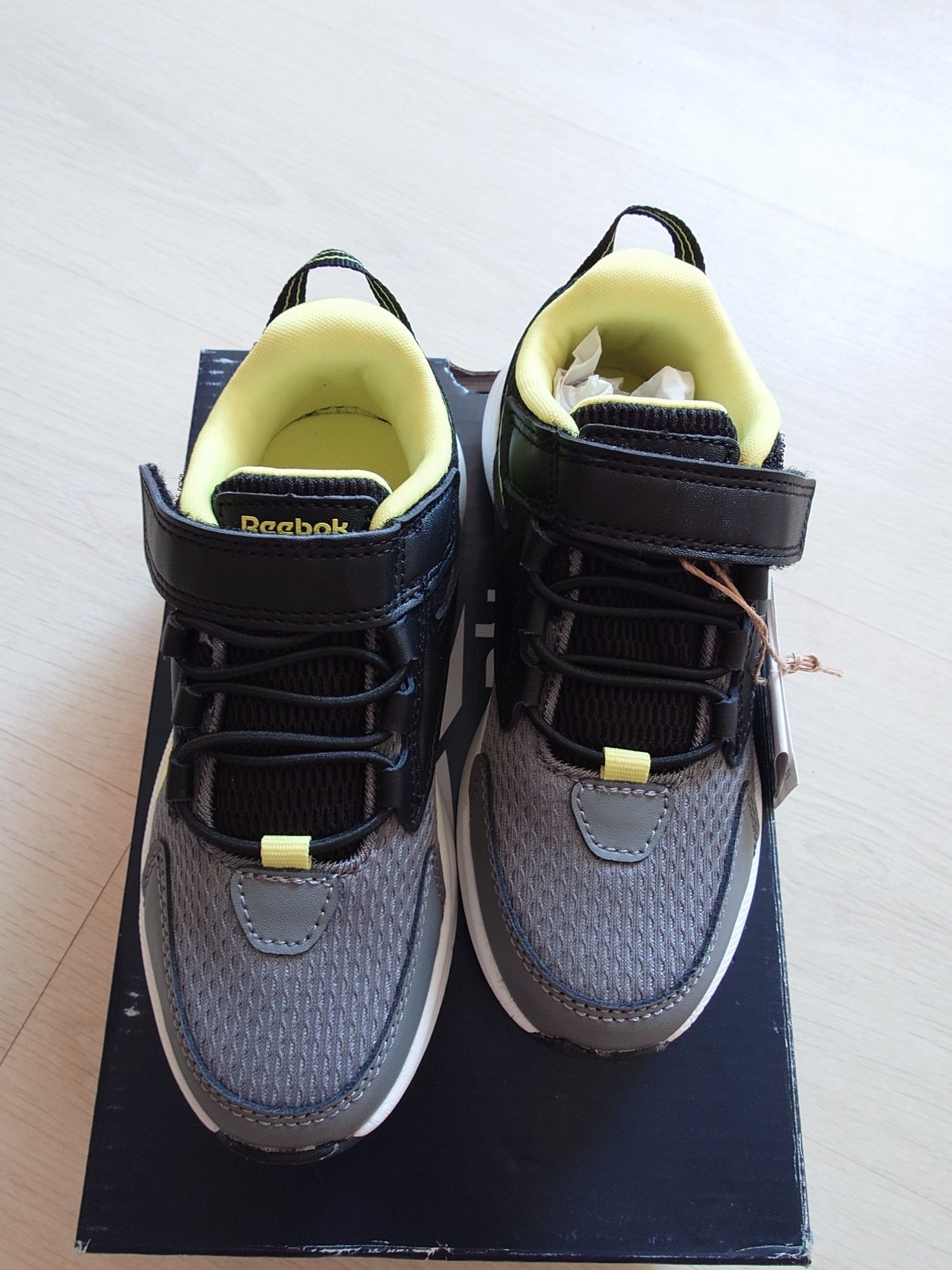 Нови Reebok маратонки за момче