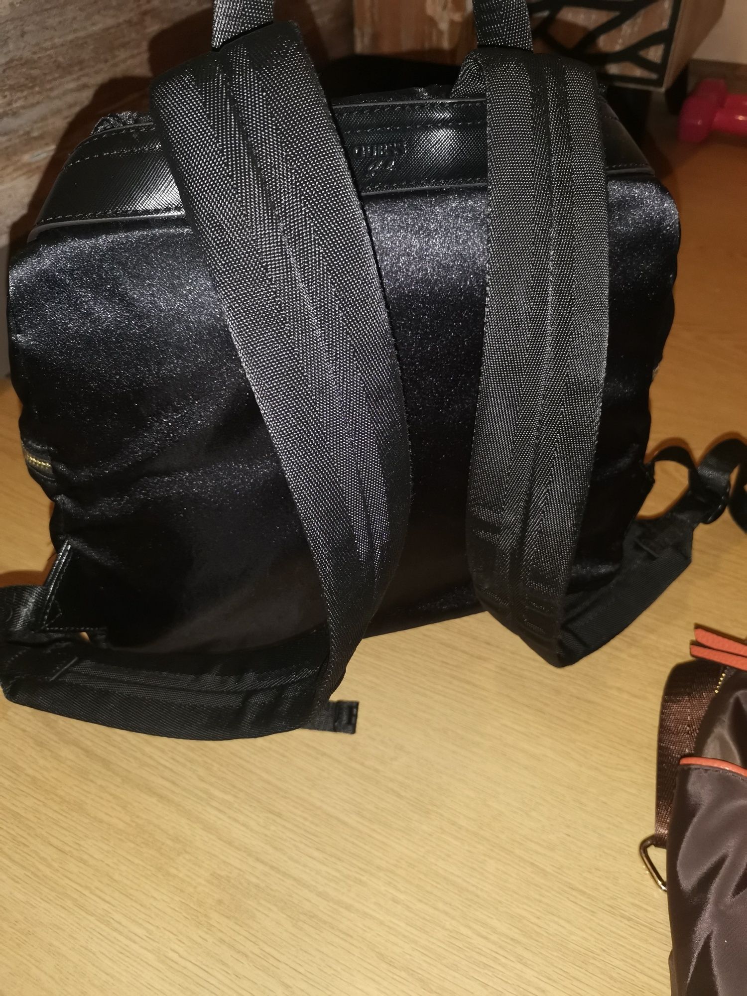 Раници Guess и Verde несесер на Teodor
