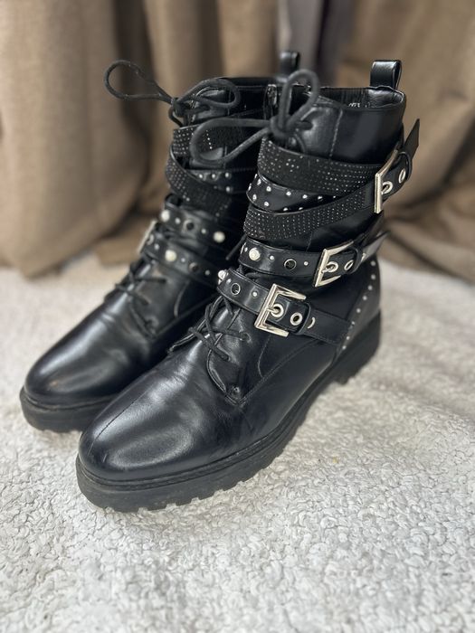 Черни боти със сребърни елементи