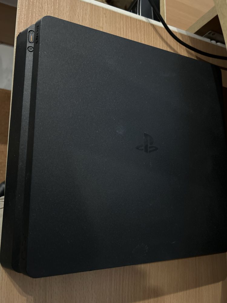 Продавам play station 4 slim