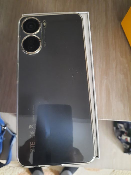 Telefoane noi în cutie
