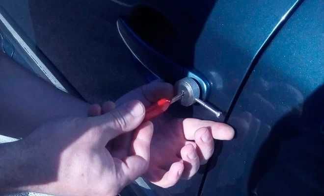 Вскрытие замков автомобилей / Открыть багажник, бардачок, автобокс