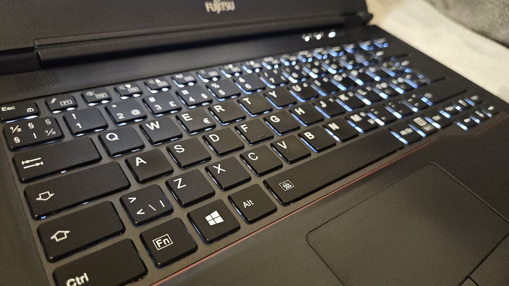 Fujitsu u747, i5 6200u, 16gb ddr4, 256gb NVME