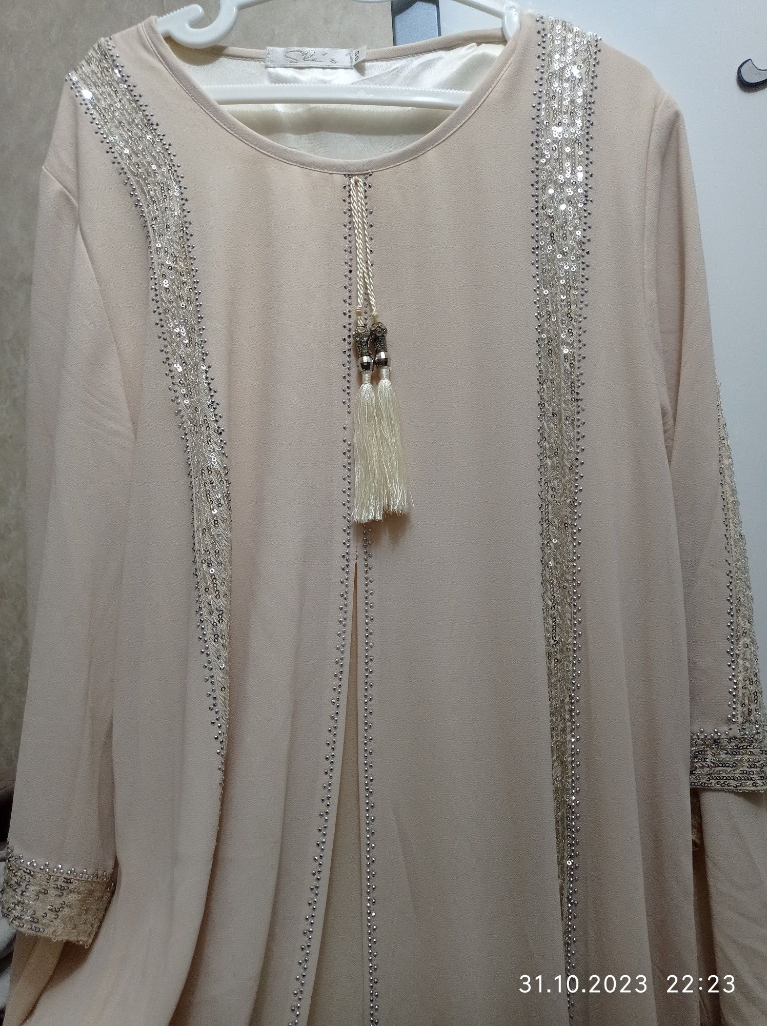 Abaya soriladi. 50 razmer