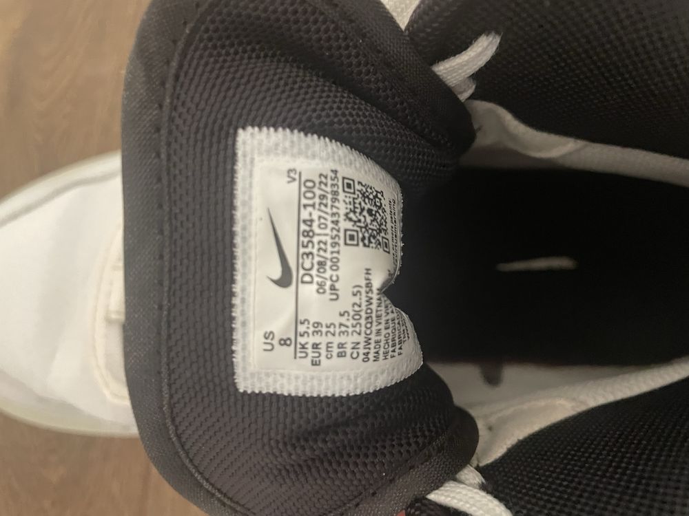 Високи сникърси Nike