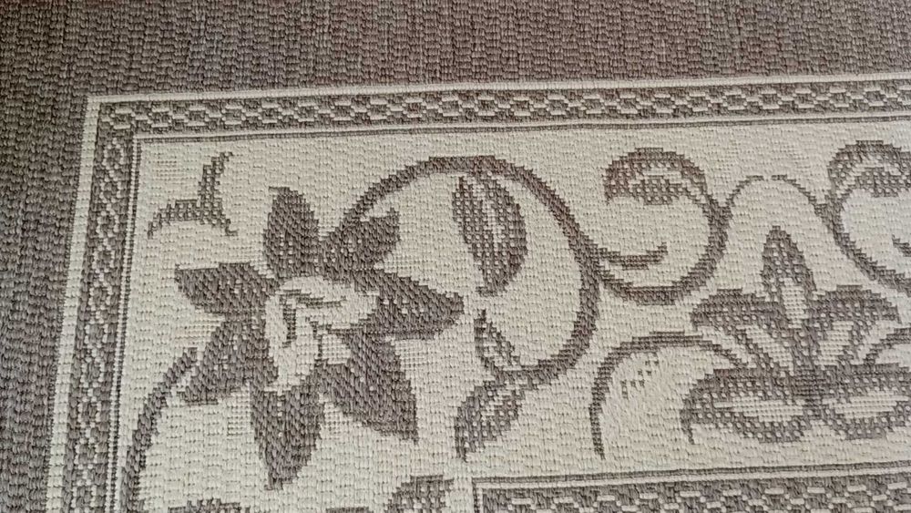 Продавам килим. Размер около 2.5-3.5 м.