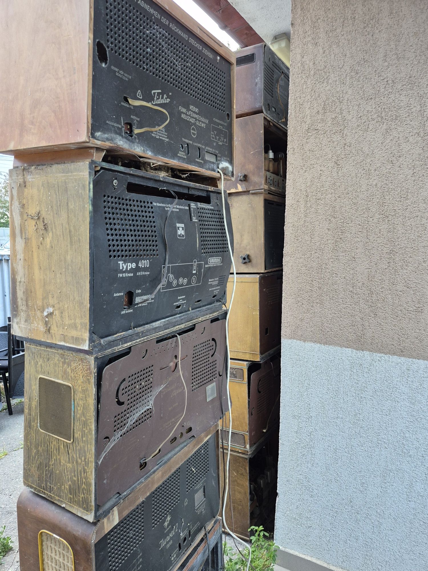 Vând colecție 34 Radio Lampi,carcasa ebonita & lemn din ani 1940-1980