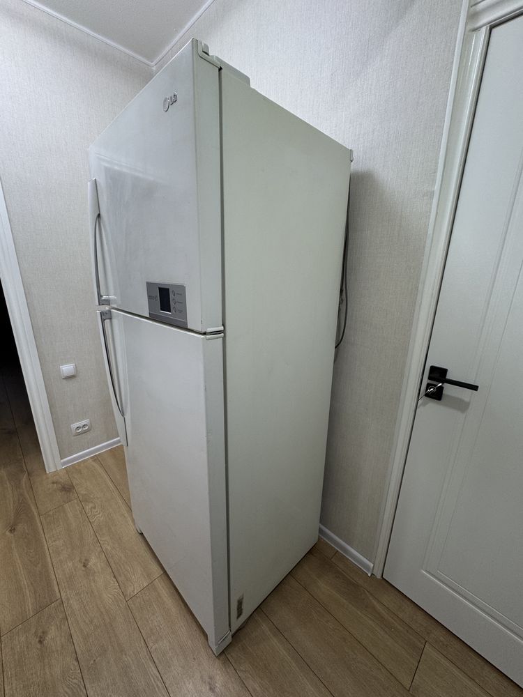 Продаётся холодильник LG GR-M562YQ.