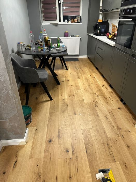 Echipa de montaj parchet