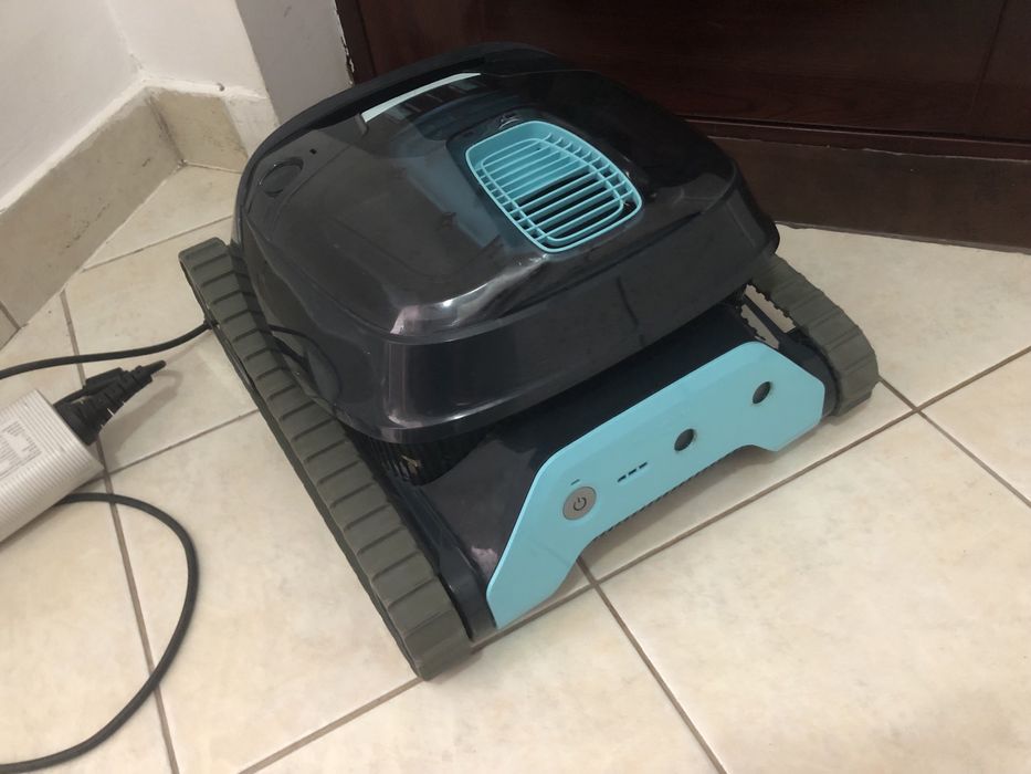 Robot aspirator piscina fara fir Dolphin Liberty 300 sau s300