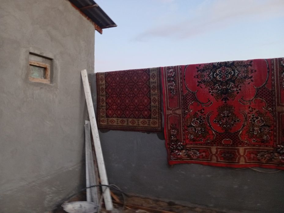 Ишлатилган, тоза гиламлар сотилади.