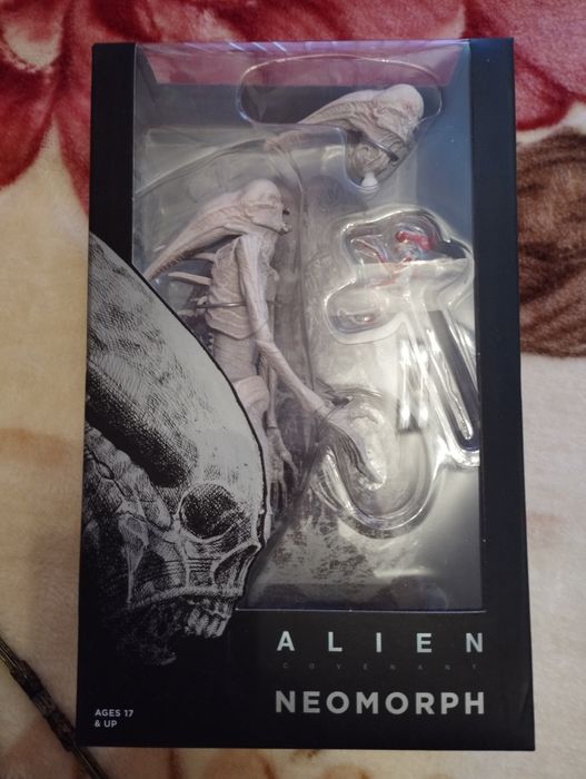Продавам фигури Neca