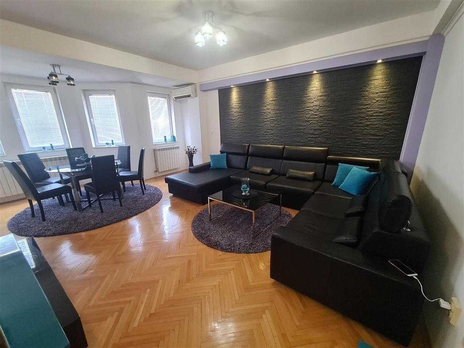 Дава се под наем Тристаен апартамент в Бургас, Център - 80 кв.м за 280.5 € - Снимка #1