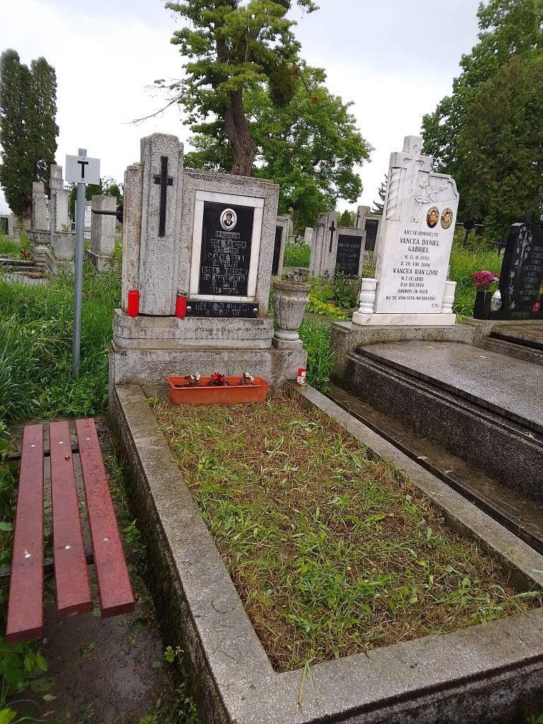 Vând loc de veci Cimitirul Central