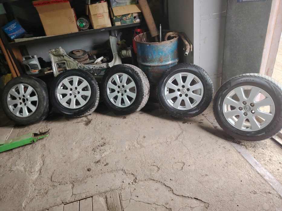 Продам зимние шипованные колёса от тойоты