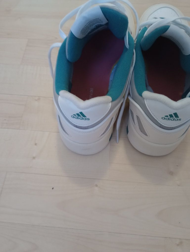 Vând pantofi sport Adidas MidCity