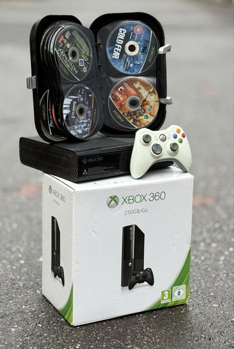 Конзола Microsoft Xbox 360, 250GB + подаръчен сет игри