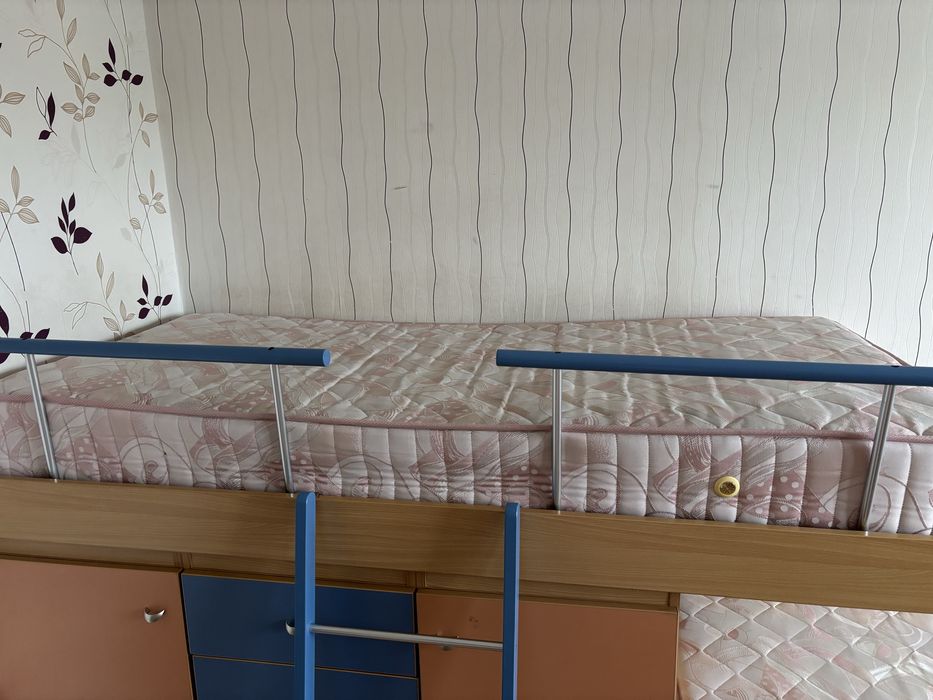 Двуетажно легло със секция