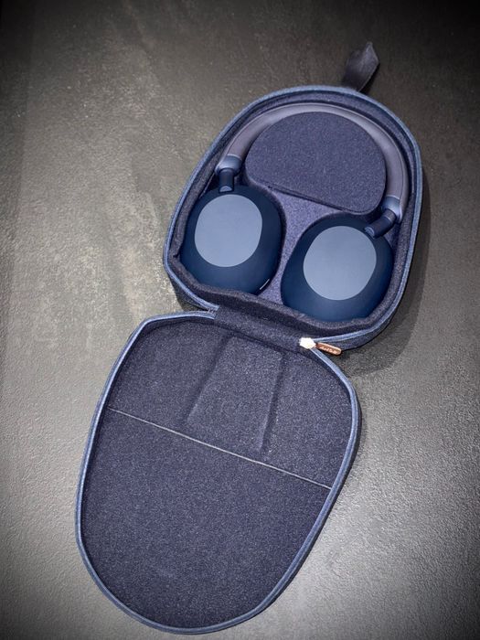 Sony WH1000XM5 + Hard Case
