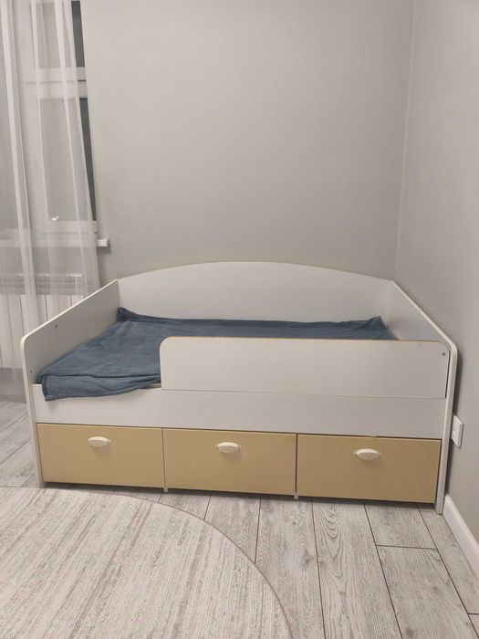 Продам детскую кровать б/у