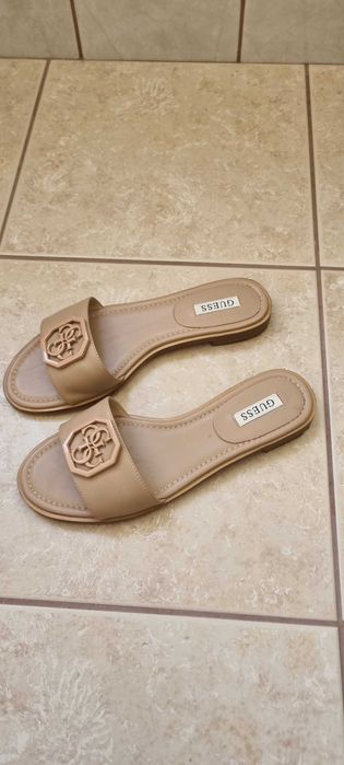 Vând saboți din piele, marca GUESS, bej și albastru, mărimea 39.