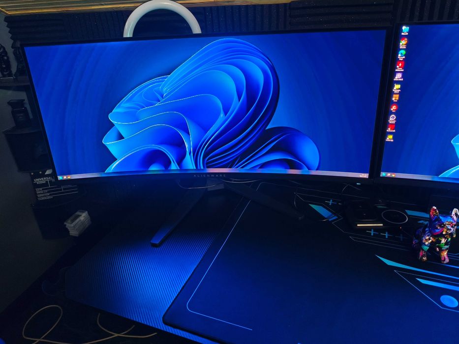 Vând întreg sistemul cu birou, scaun, monitoare și Pc