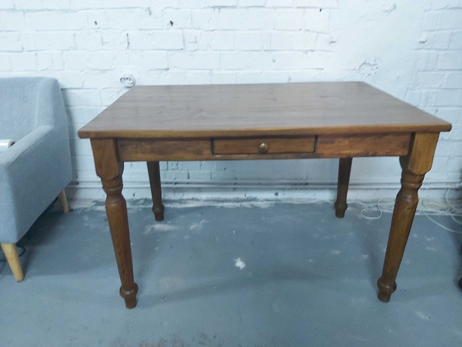 Masa stejar, invechita,noua, expusa in magazin