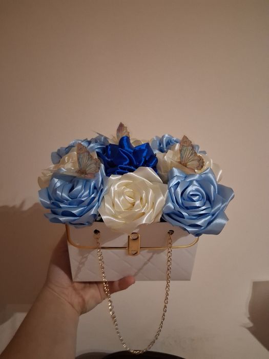 Aranjamente florale din satin