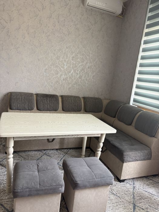Oshxona mebel , stenka va  gilam sotiladi