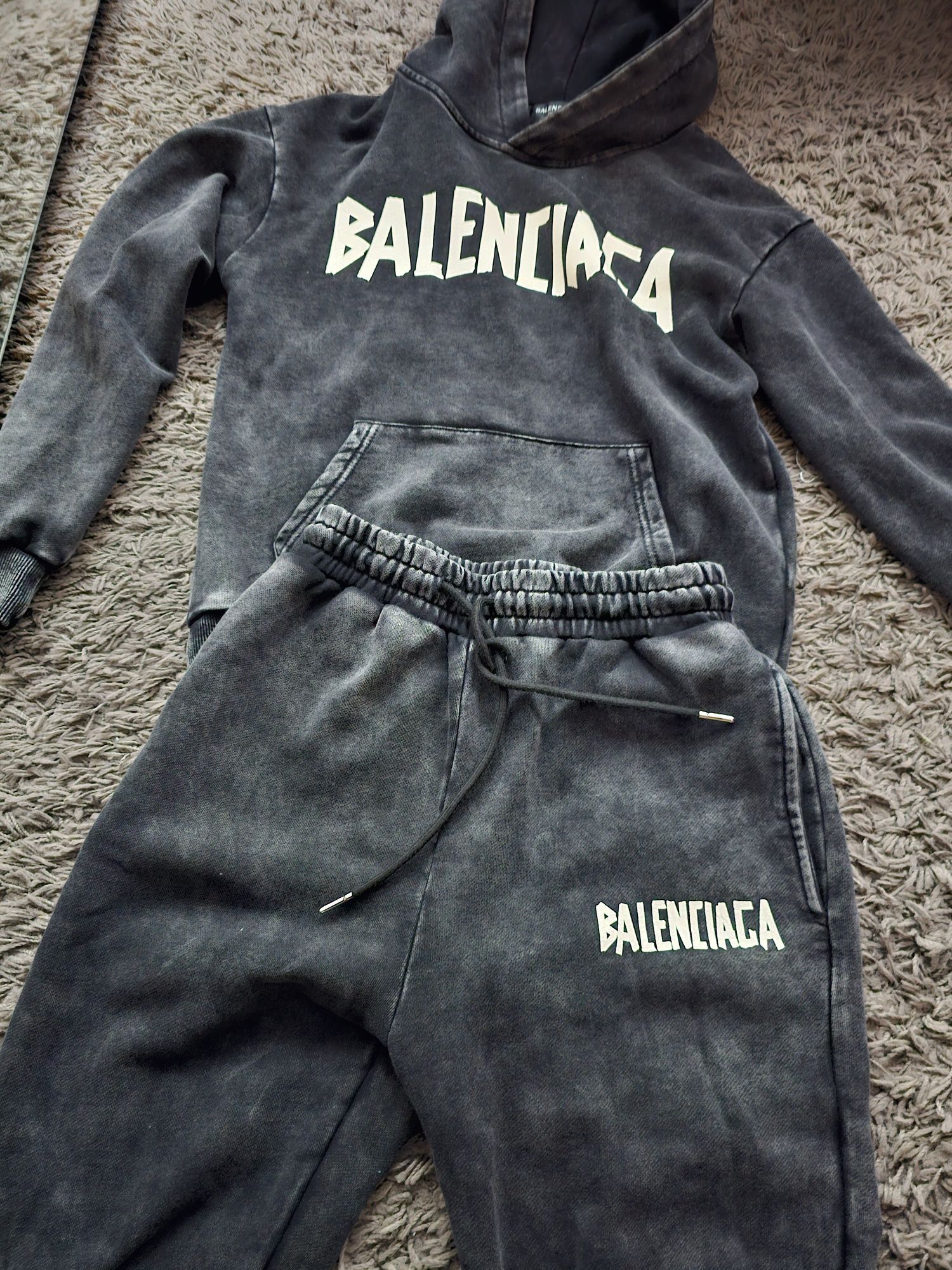 Дамски екип Balenciaga нов с етикет С размер