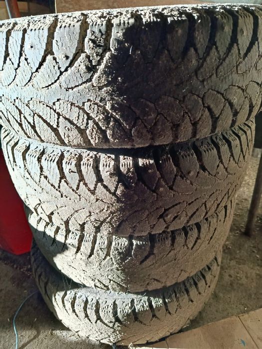 Продам шипованные резину с дисками