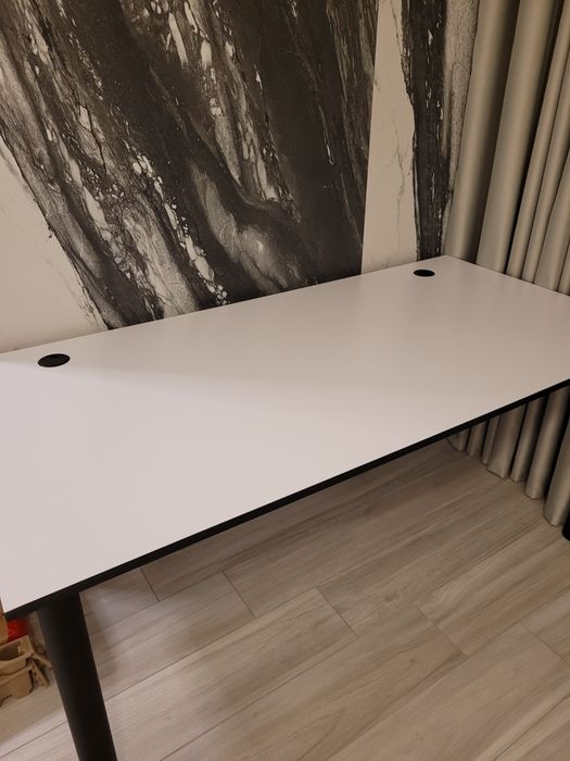 Vând birou alb in stare excelentă