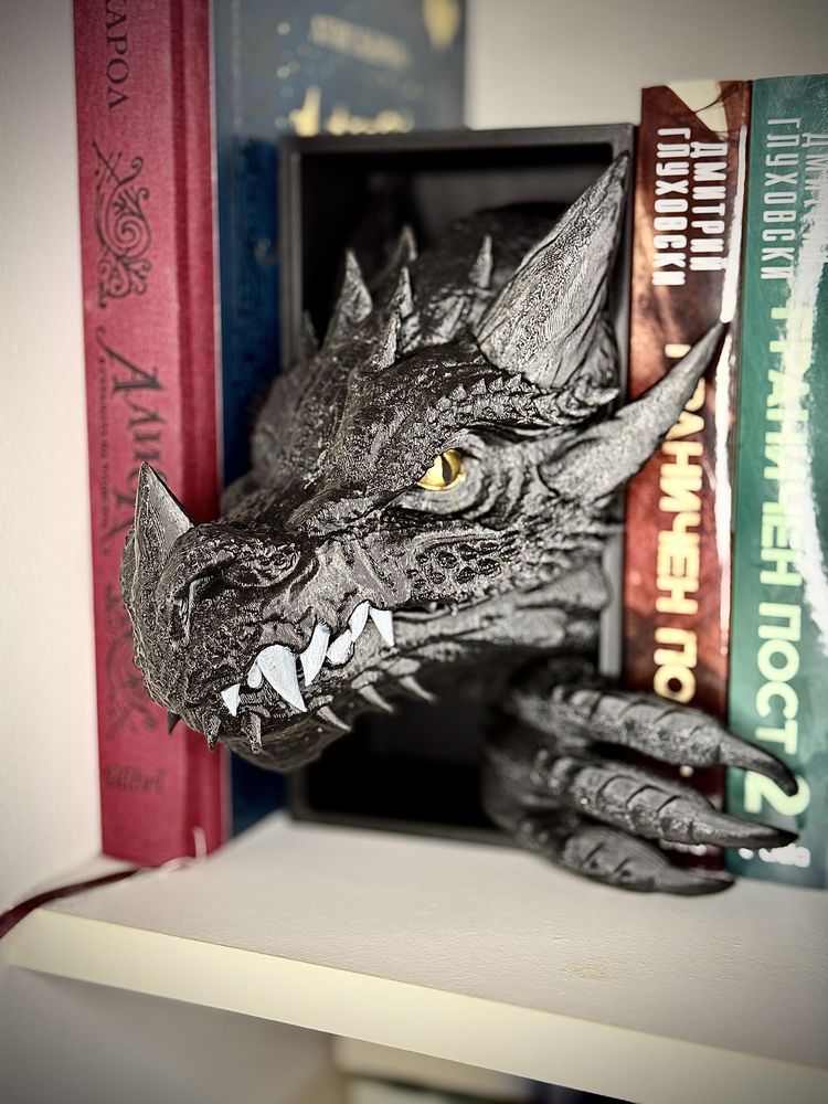 Дракон с опашка Booknook Декорация за библиотека