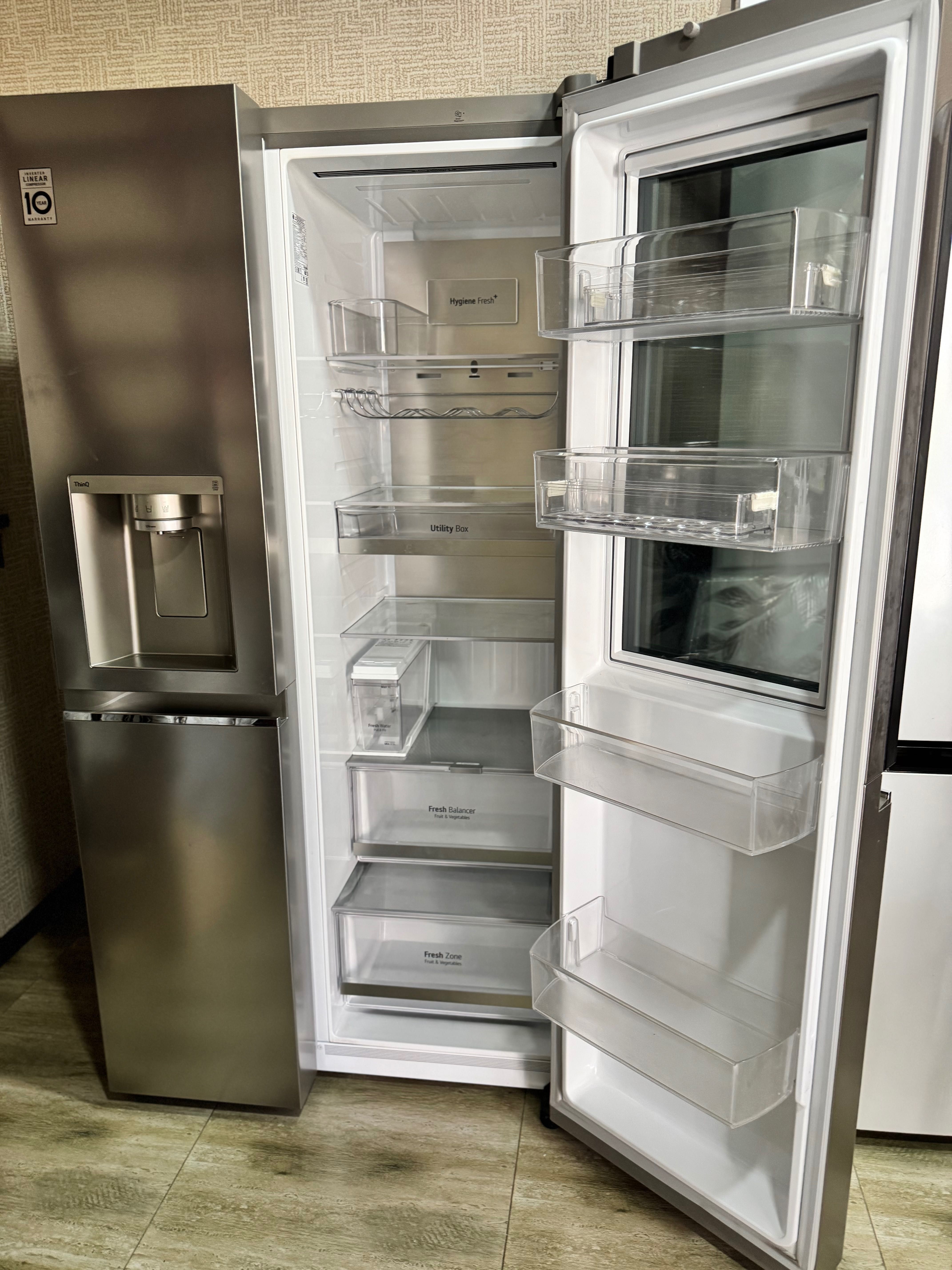 Продается в отличном состоянии холодильник  LG GC-X257CAEC
