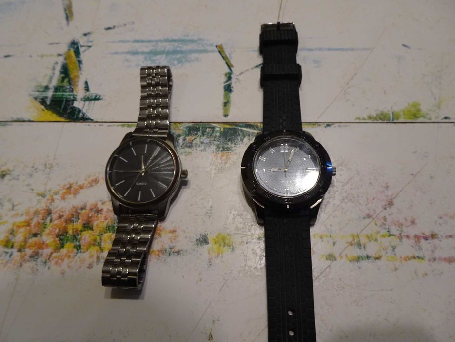 комплект 2 бр. използвани часовници БЕЗ включени батерии