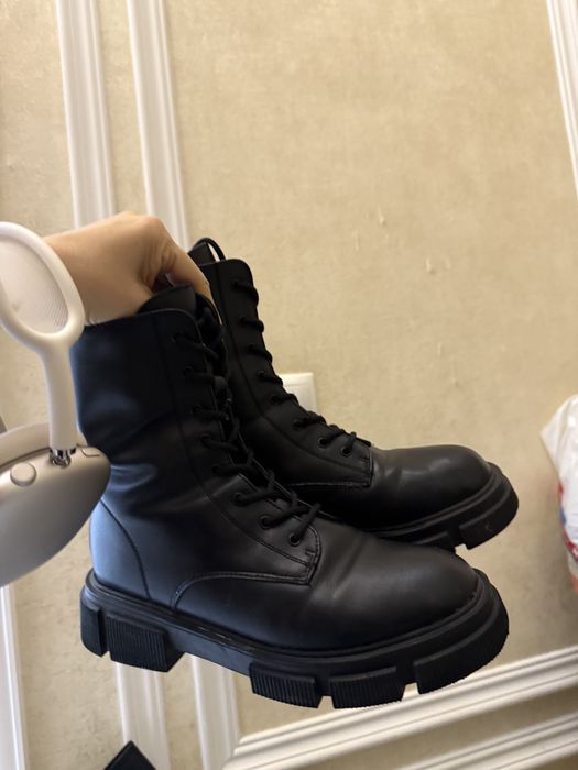 Продам зимнюю обувь, мало носила. Рр-40.