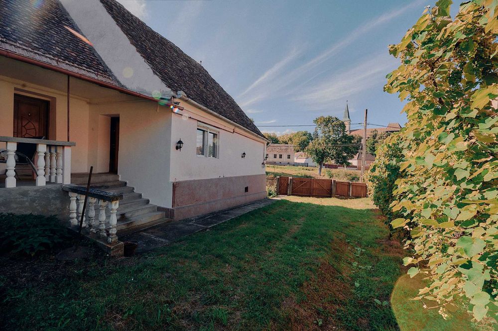 casa saseasca cu curte, gradina mare si pivnita zidita