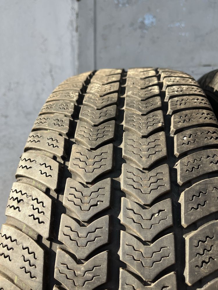 2 бр. зимни гуми за бус 215/65/16C Semperit 7 mm DOT 3018
