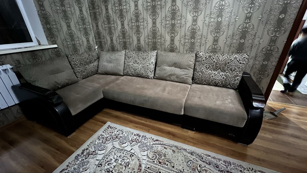 Диван угловой. Размер 3.5*1.8