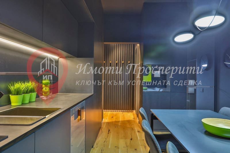 Дава се под наем Тристаен апартамент в София, Център - 70 кв.м за 1140 € - Снимка #3