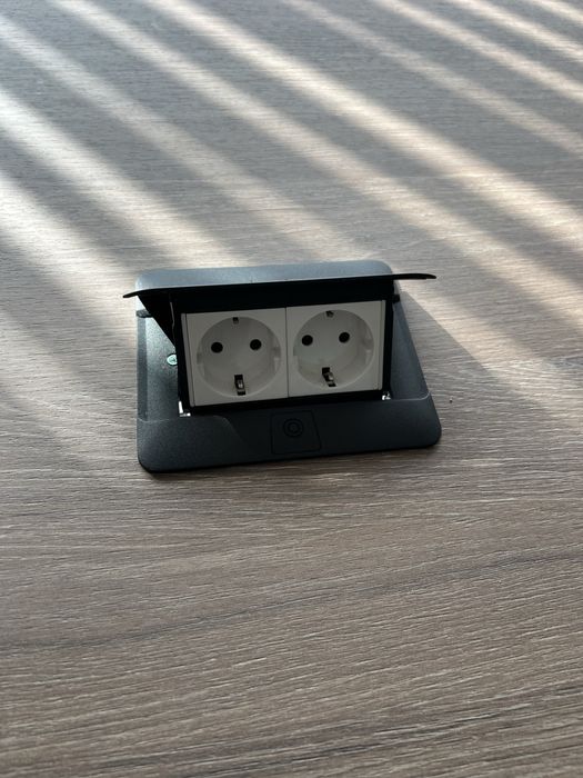 Заседателна маса с размери 240 х 120 см