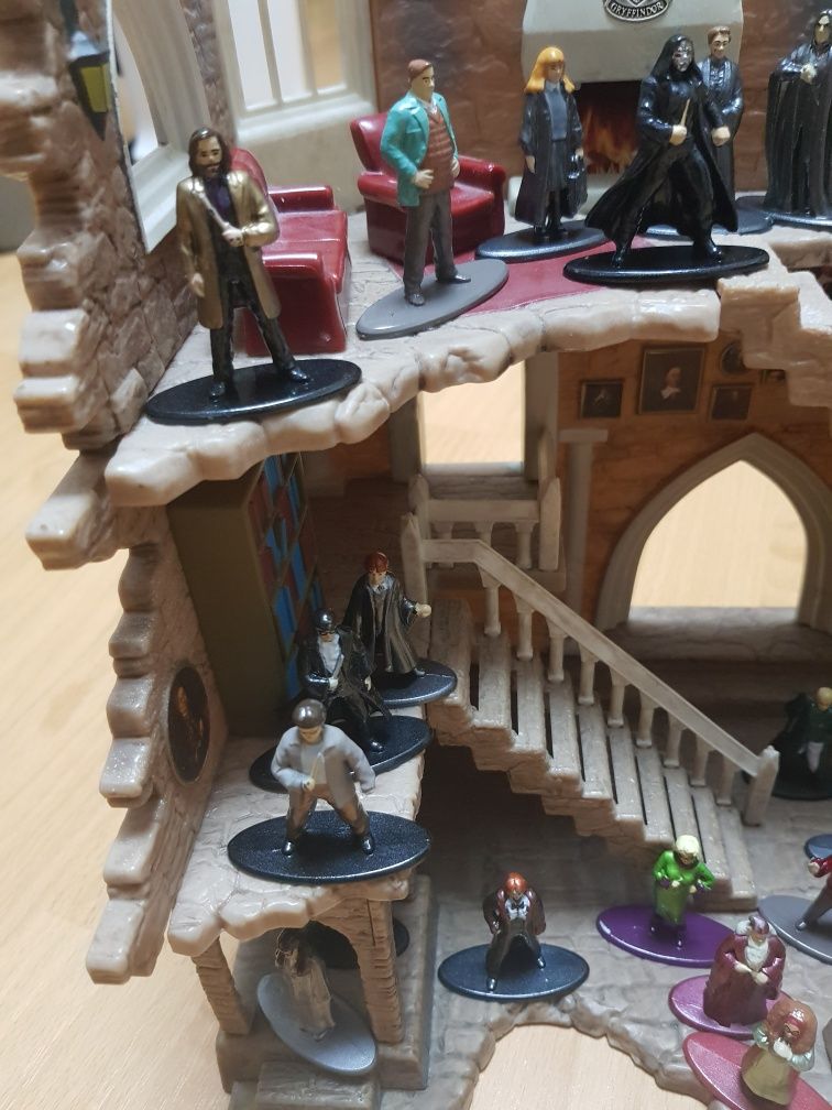 Diorama  Hogwarts Set Harry Potter castel si 22 figurine metalice