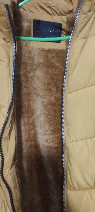 Предлагам  Дамско  есенно, зимно яке, с качулка с пух.