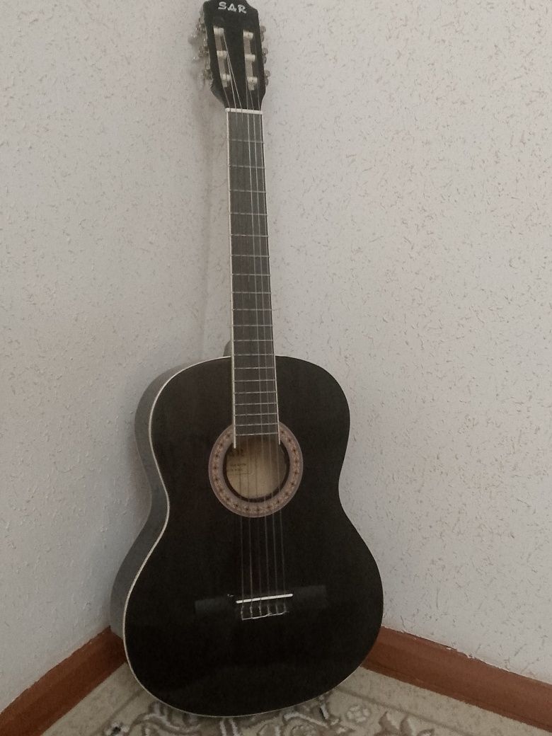 SAR klassic gitara, holati yaxshi qirilgan joylari yoq. Razmeri 39