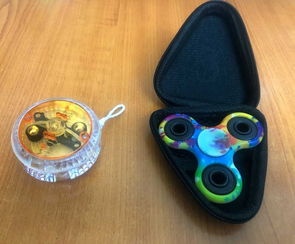 2 Jucarii - Fidget Spiner Saint Toys si Yoyo cu lumini