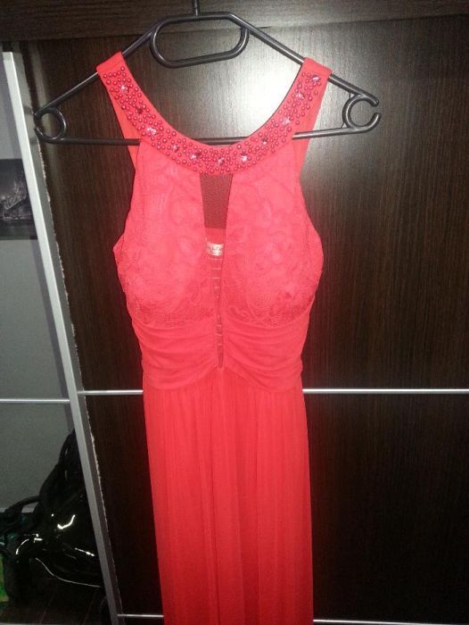 Елегантна червена рокля. Носена е само веднъж.