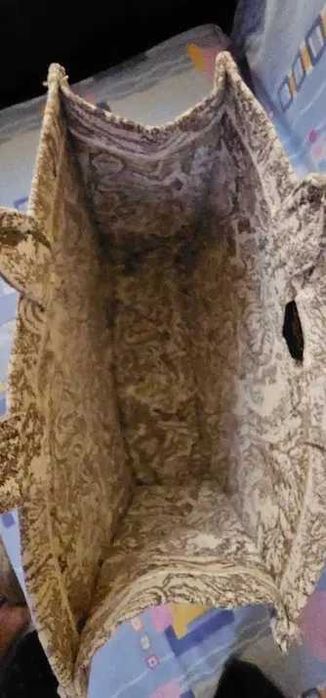 geanta scrie  pe ea  Christian Dior