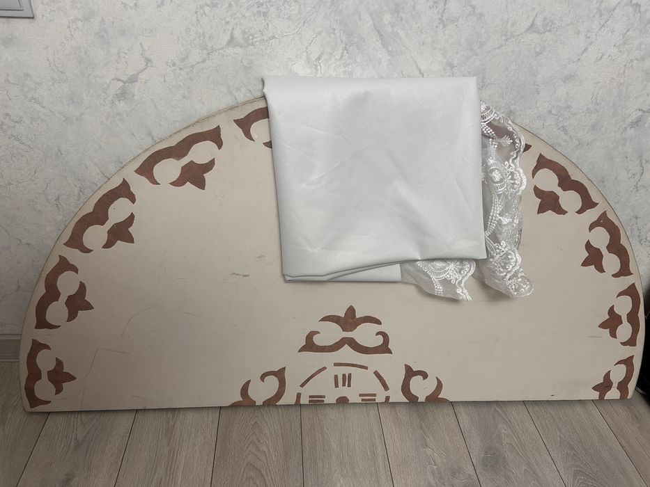 Стол круглый.